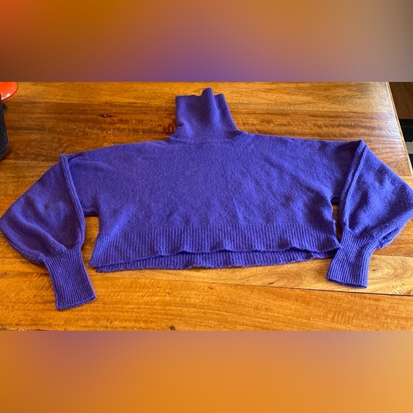 Women’s Juniors Urban Outfitters Crop Turtleneck Sweater - Picture 2 of 8